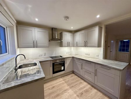 Causeway Close, Chippenham, SN15 - Photo 5