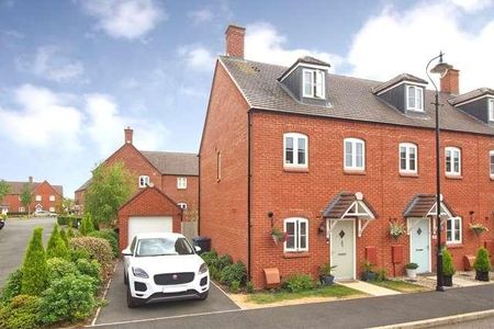 Old Stratford - A Quality Bedroom Townhouse Style Home, MK19 - Photo 3
