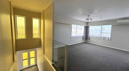 Spacious & Sunny Family 4 bed Home in Prime Te Atatū Peninsula Location - Photo 5