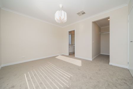 Ready to move in to with nothing to do! Available 28 Nov 2025 - Photo 4