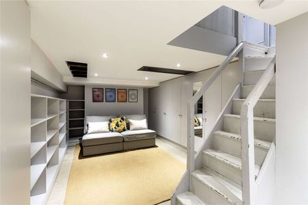 Short let only -beautiful, grade II listed house, located in the enviable Roupell Street Conservation area. - Photo 3