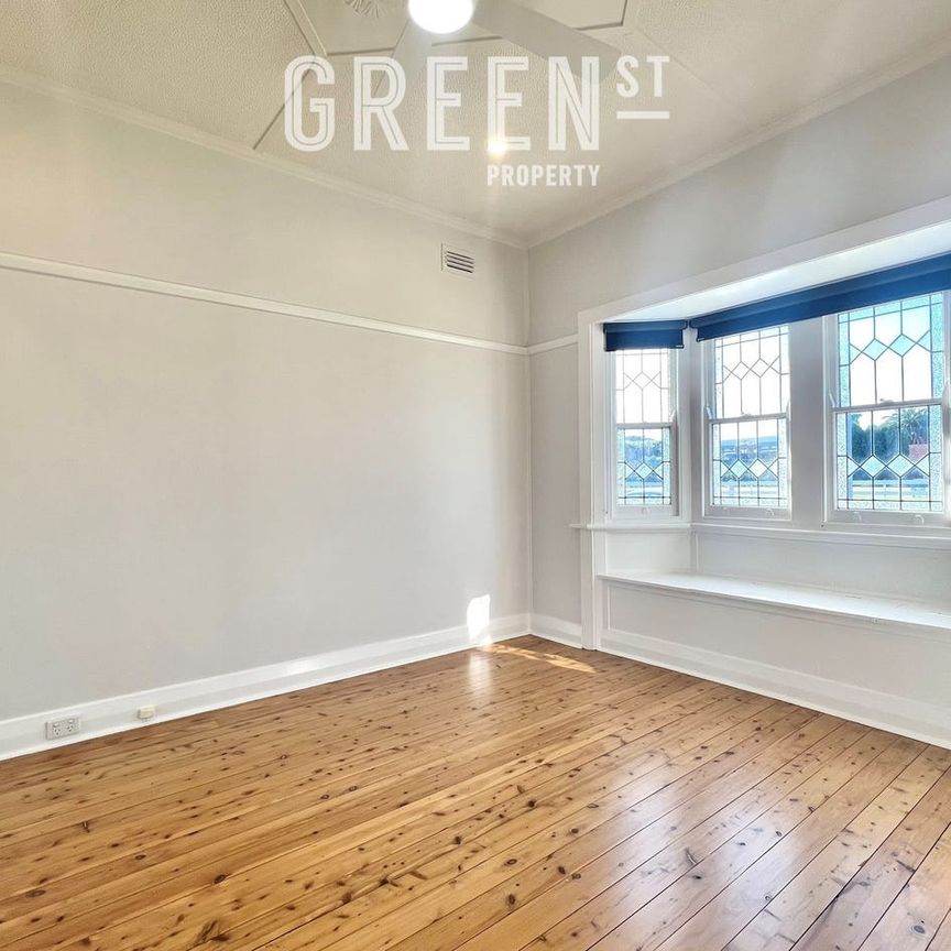 Stylish Living Meets Everyday Comfort in a Light-Filled Home - Photo 1