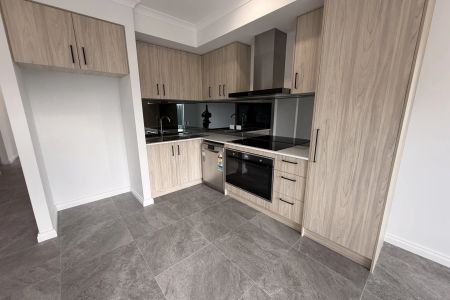 Stylish 2-Bedroom Home - Perfect for Singles, Couples or FIFO - Photo 4