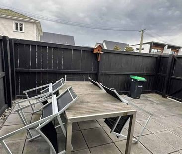 Charming Two-Bedroom Apartment for Rent in Merivale - Photo 1