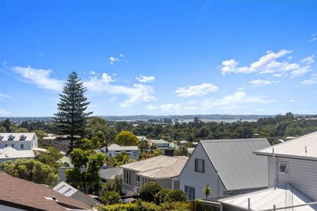 Light & Bright - Stylishly Renovated 2 Bedroom Unit in Villa Conversion - Photo 5