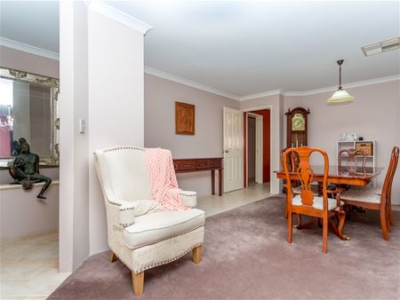 $900/w Spacious 4x2 Family Home in Canning Vale! - Photo 3