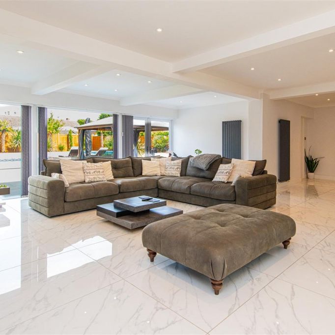 5 bed House - Detached To Let - Photo 1