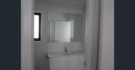 AS NEW ! 2 STOREY TOWN HOUSE - Photo 5