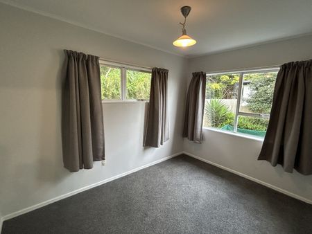 TE ATATU PENINSULA - Harbour view 3 bedroom - Photo 3