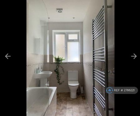 1 bedroom in a flat share to rent - Photo 5