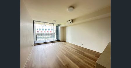 Furnished, Modern two bedroom apartment with parking - Photo 2