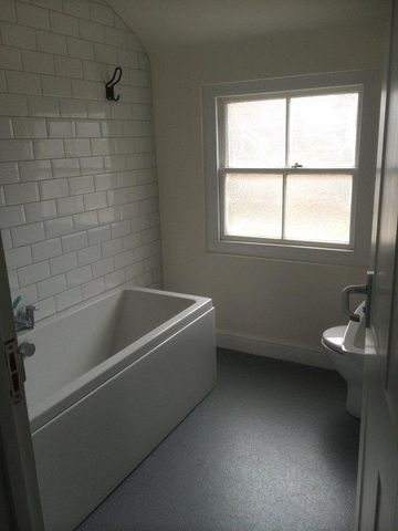 6 bedroom flat to rent - Photo 4