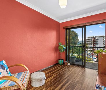 Prime Location - 2 bedroom unit with single lock up garage - Photo 1