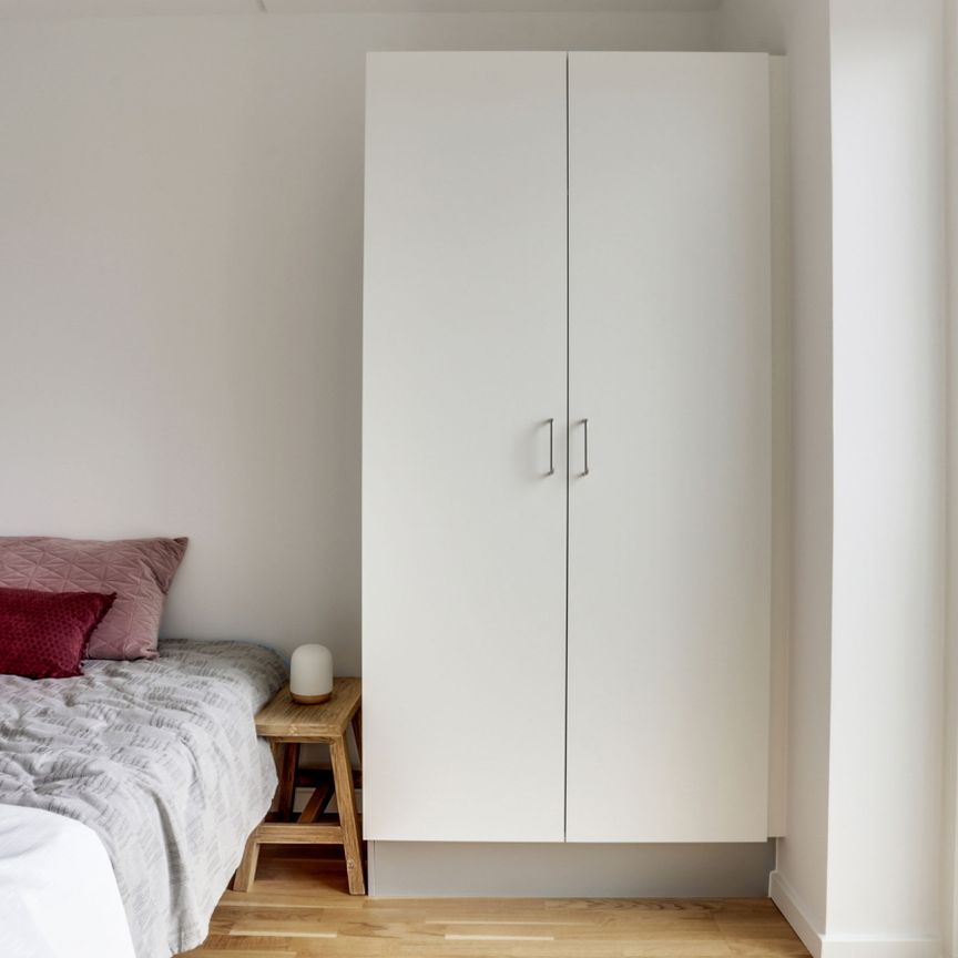 Lys bolig med to værelser, egen altan og indbyggede skabe. Perfekt til dig over 50 år uden hjemmeboende børn - Foto 1