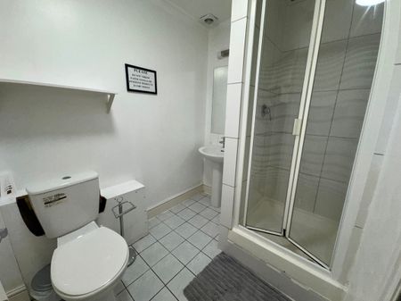 Single Bedsit - Photo 4