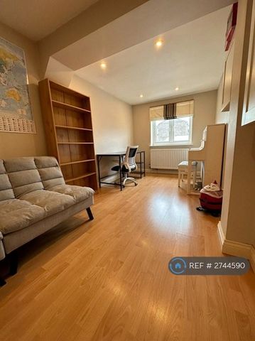 4 bedroom semi-detached house to rent - Photo 5