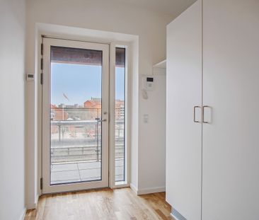 Rummelig og lys 2-værelses lejlighed med egen altan og unikke fælle... - Foto 5