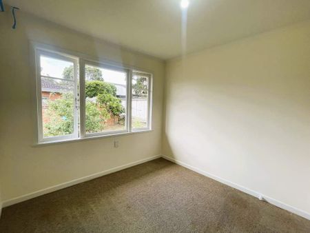 Three-bedroom family home in Mt Roskill - Photo 4