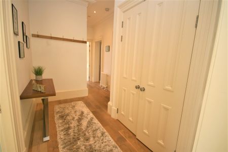 Woodside Terrace, Spectacular 2 Bed Furnished Apartment, Woodlands – Available 13/11/2024 - Photo 4