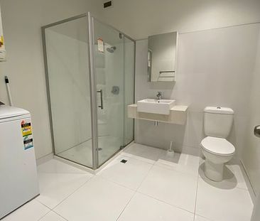 Large 1 bedroom unit, Central Queen Street, CBD - Photo 3