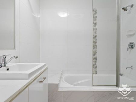 Townhouse - 4 Bedrooms, 3 Bathrooms, Double Lock up Garage - Photo 5