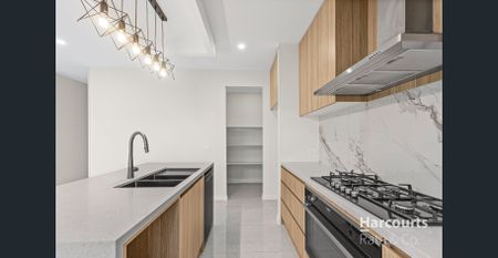 Like New Stunning Family Home! - Photo 5