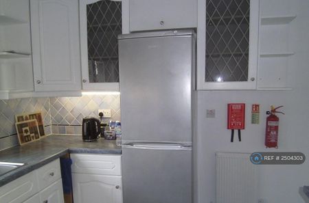 1 bedroom in a house share to rent - Photo 5