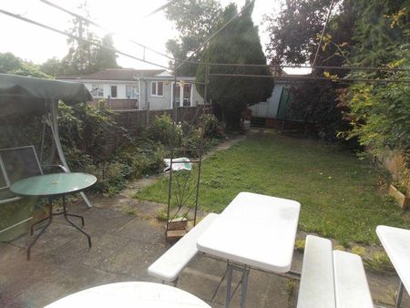 1 bedroom in a house share to rent - Photo 4