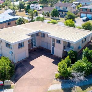 Newly Renovated with New Flooring, New Kitchen, New Bathroom & The Unit is in the Heart of Macgregor with All the Convenience at Doorstep. - Photo 2