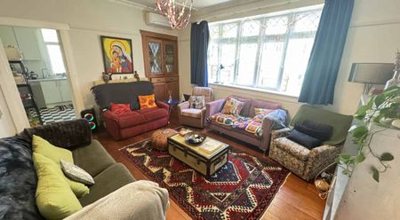 SPACIOUS CHARACTER HOME: - Photo 2