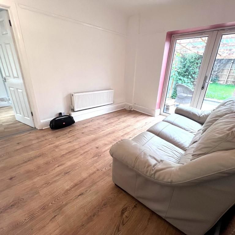 4 bedroom bungalow to rent - Photo 1