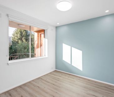 Light-Filled Top Floor Living in a Prime St Kilda Location - Photo 6