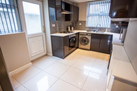 1 bedroom in a house share to rent - Photo 3