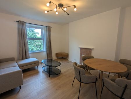 A Newly Refurbished Two Bedroom Apartment - Photo 2