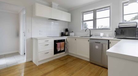 Sunny & Spacious Family Home Opposite Greenbelt in Leamington - Photo 2