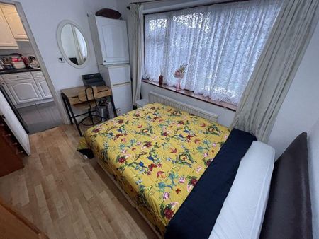 1 bedroom in a house share to rent - Photo 2