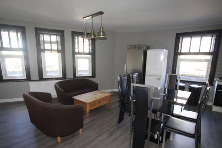 1 bedroom in a house share to rent - Photo 2