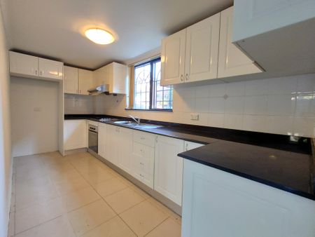 Large 4 Bedroom Townhouse - Photo 5