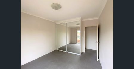Spacious 2 Bedroom Apartment with lock up garage! - Photo 2