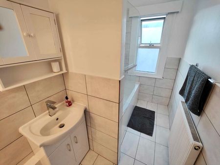 Rooms Available in Professional Houseshare on Harringay Road Ground Floor Front Room - Photo 5