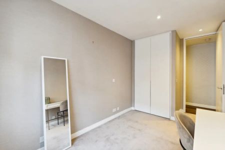 3 bedroom flat in London - Photo 2