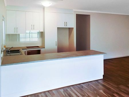 Modern Courtyard Home Close to Amenities - Photo 2