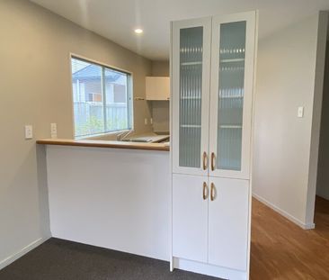 Gorgeous 3 Bedroom Townhouse! - Photo 2