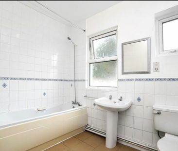 4 Bed Semi-Detached House, Woodstock Avenue, NW11 - Photo 3