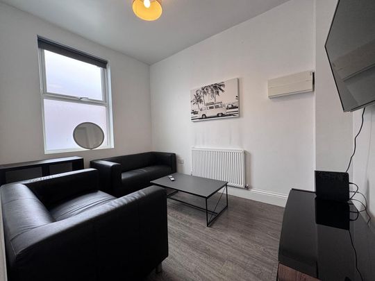 4 bedroom terraced house to rent - Photo 1