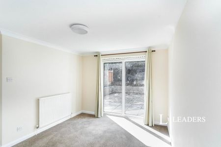 4 bedroom semi-detached house to rent - Photo 4