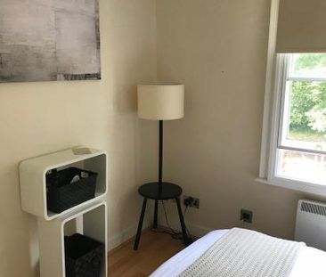 Lovely peaceful double bedroom in a Georgian Townhouse in the heart... - Photo 6