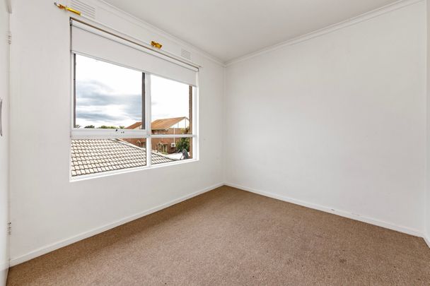 Light and spacious first floor two-bedroom apartment! - Photo 1