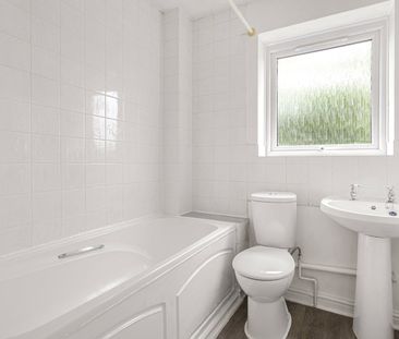 Charta Road, Egham, Surrey, TW20 8XG - Photo 3