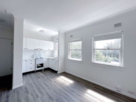 Bright & Spacious 2 Bedroom Unit - Photo 2